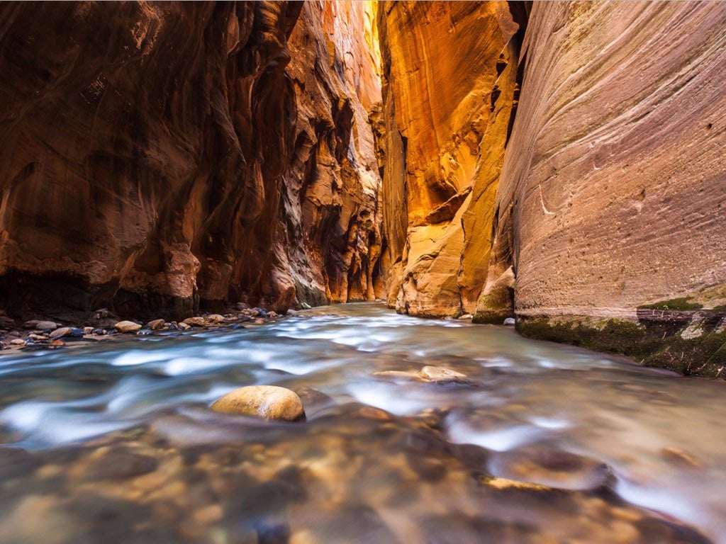 Khe Narrows là đoạn hẹp nhất của hẻm núi Zion, thuộc công viên quốc gia Zion, Utah. Khe núi này có vách đá dựng đứng cao tới 300 m, với dòng sông chảy qua phía dưới. Các du khách thường đi bộ theo dòng nước nông để khám phá khu vực này.